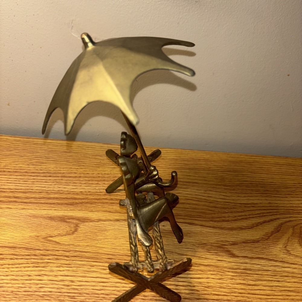 Vintage Brass Frogs on Bench with Umbrella Figurine Mid Century Decor Statuette - Picture 4 of 10